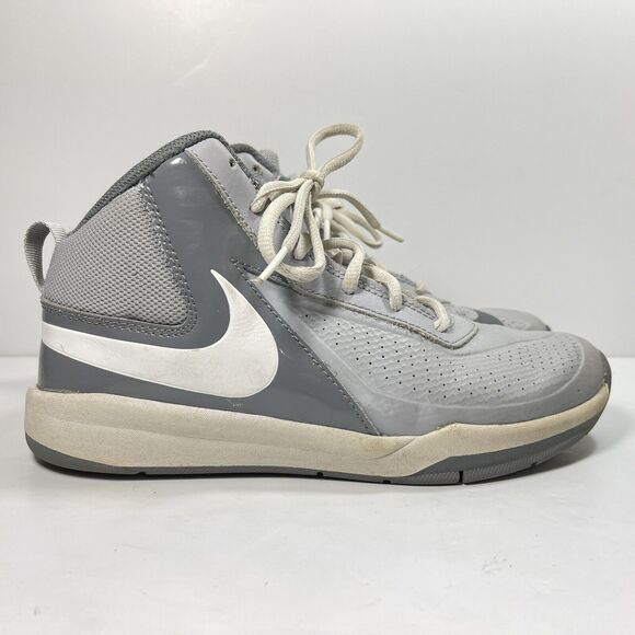 Nike Boys Basketball Shoes Sneakers Sizeโ 5.5Y Team Hustle D7 747998-009 Gray - Picture 1 of 10
